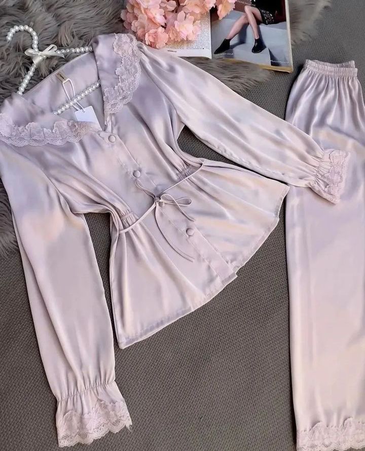 C.Ensemble de pyjama en satin
